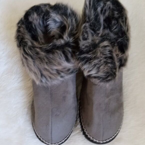 Soft Cozy Faux Fur Lined Clog Slipper (Size Small / 5-6) Grey Color ~ NEW!!! - Picture 2 of 6